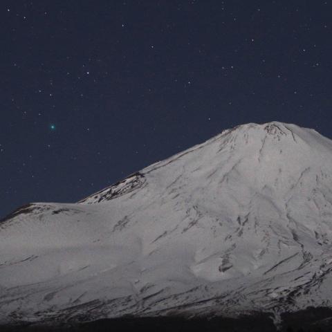 １／１３未明　富士山とラブジョイ彗星（C/2014 Q2）