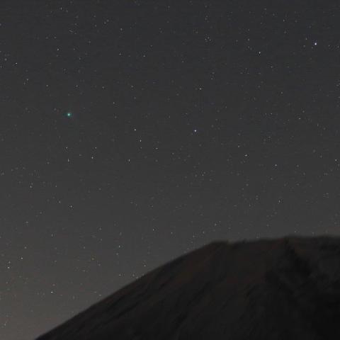 12/22未明　富士山とカタリナ彗星（C/2013 US10）