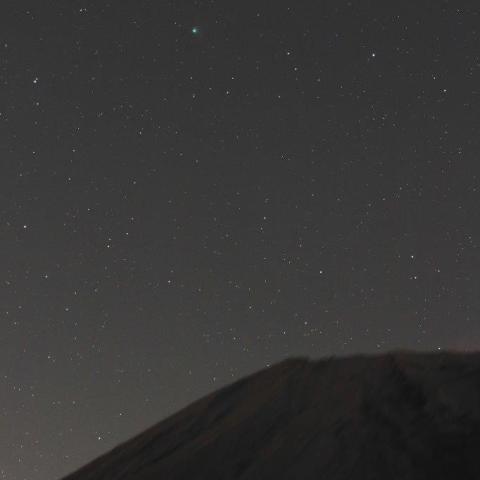 12/22未明　富士山とカタリナ彗星（C/2013 US10）
