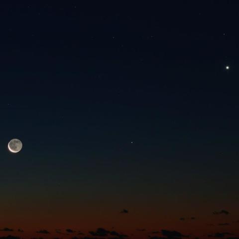 2/7未明　細い月と水星、金星が並んだ日