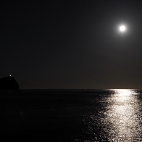 6/4未明 満月と灯台