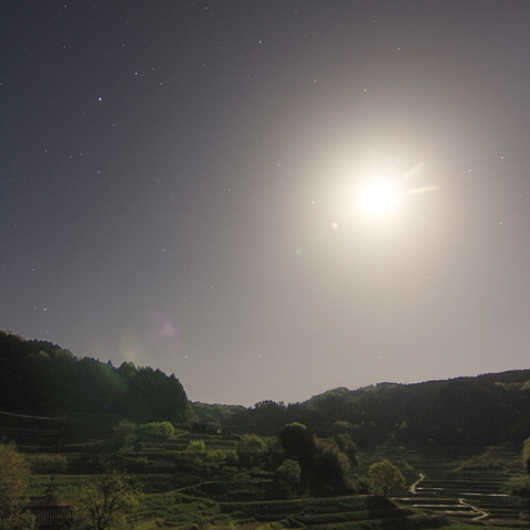 棚田とイリジウムフラッシュ