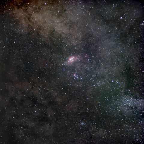 天の川の中の干潟星雲と三裂星雲