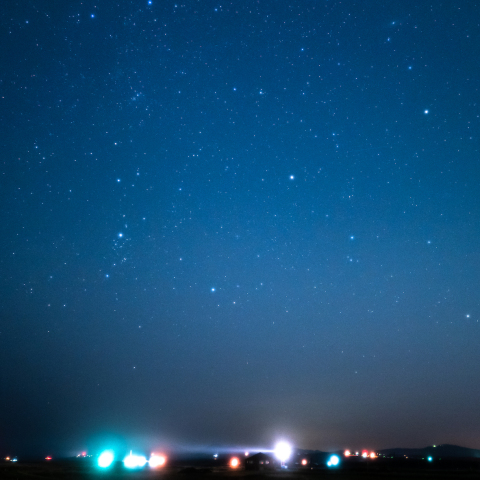 灯台のビームと星空