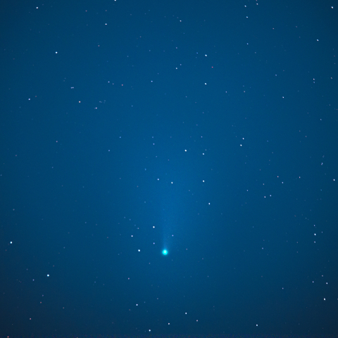 エメラルド色のネオワイズ彗星