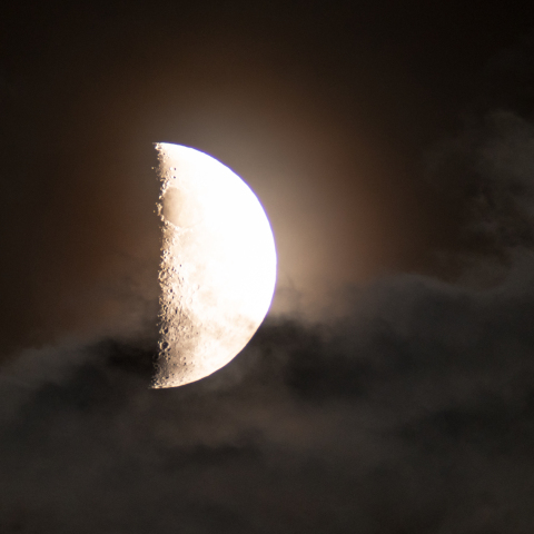 雲から出てきたお月様