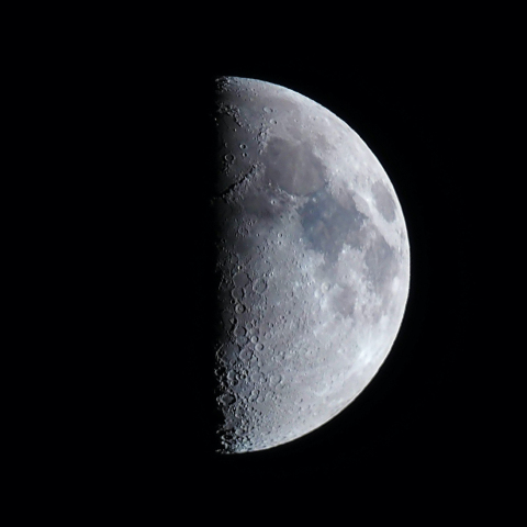 上弦の月に見えた青い海