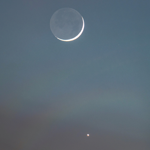 月、虹、金星のランデブー