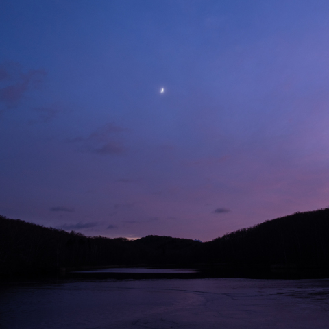 薄雲の中の細いお月様