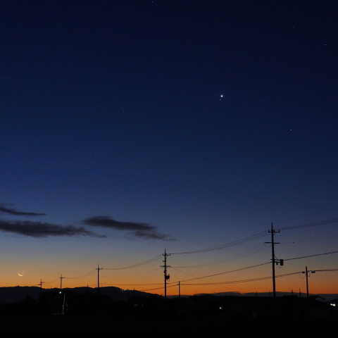 近づく金星と土星、そして細い月
