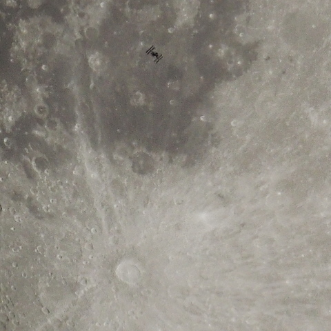 月面を通過するISS