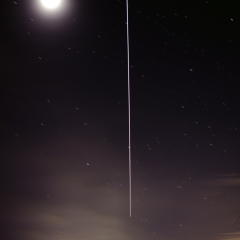 月の横を通過するISS