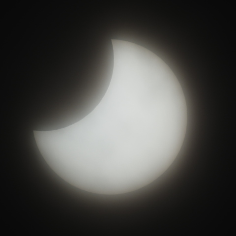 雲を通しての部分日食