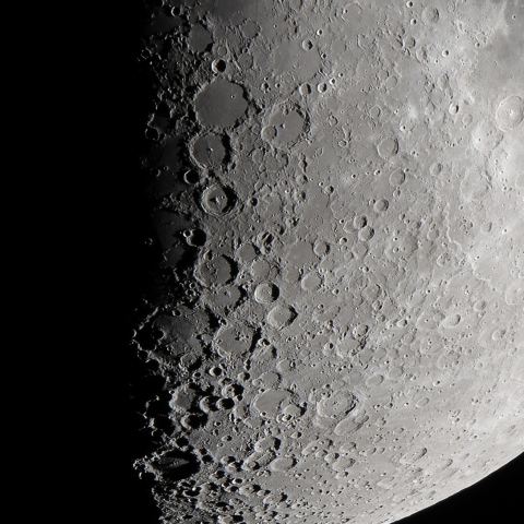 連なる南部のクレータ―群