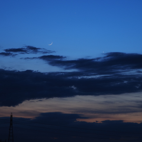 夕方の空に細い月と水星、金星