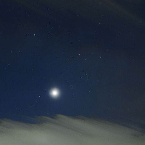 雲間の金星とヒヤデス