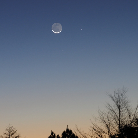 接近する月と水星