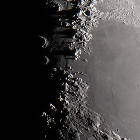 影を落とすコーカサス山脈