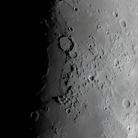 晴れの海の夜明けと浮かび上がる全長５00ｋｍのサーペンティンリッジ（尾根）とポシドニウス