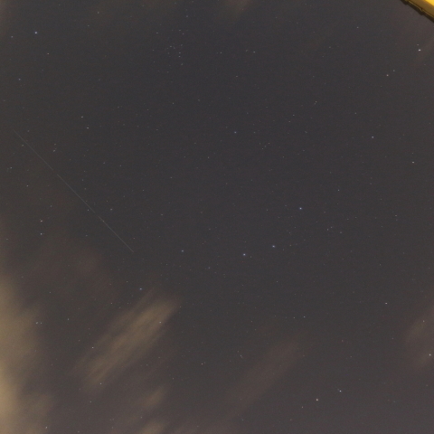 早起きしてラッキーな夜明け前の流星と北斗七星