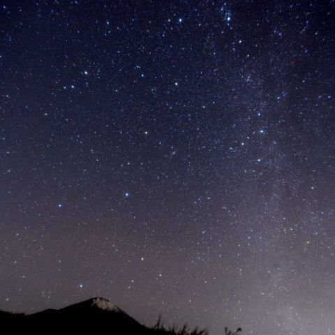 秋の天の川に流れる火球