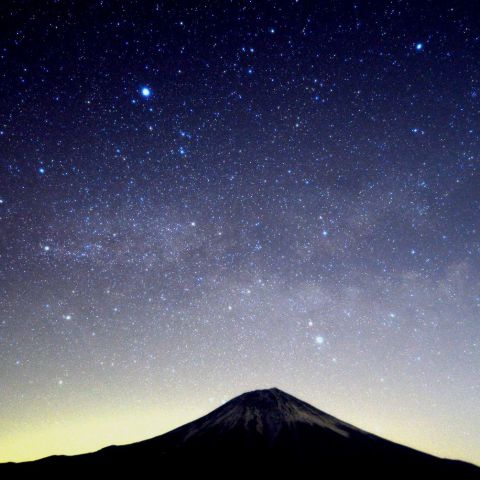 富士山にかかる夏の天の川