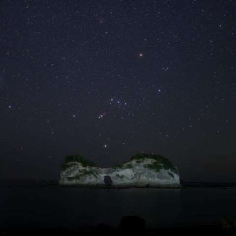 円月島と沈みゆくオリオン