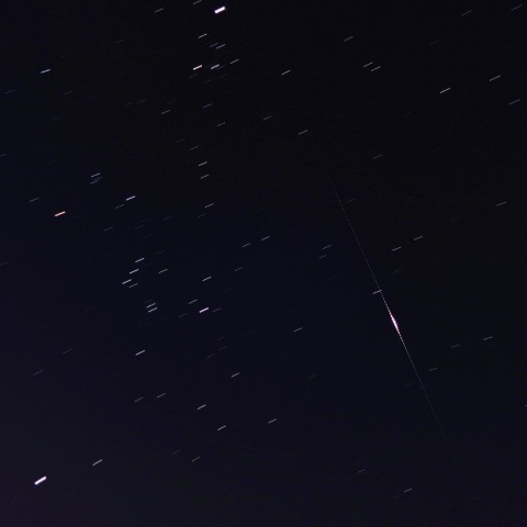 オリオン座の隣で輝くイリジウム・フレア