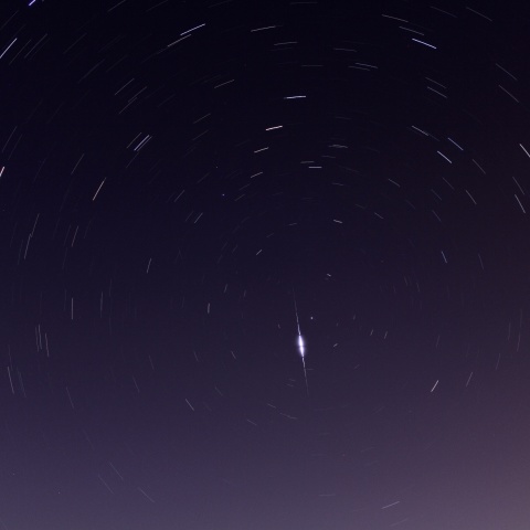 北天の中心近くでイリジウムフレア