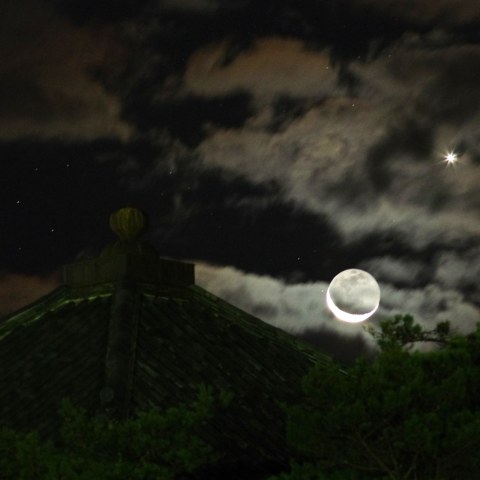 五大堂に昇る月と金星