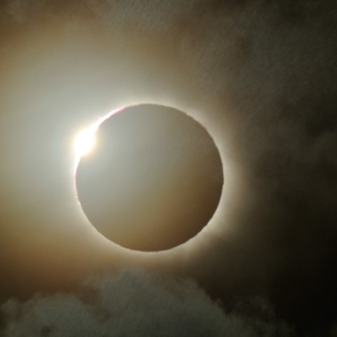 雲間のダイヤモンドリングとシャドーバンド