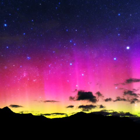 4色オーロラと南十字星