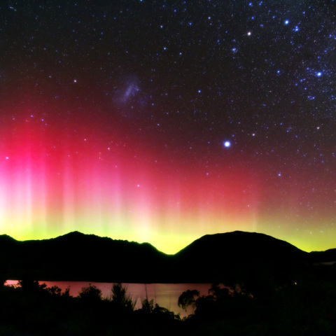 南緯45度の赤いオーロラ