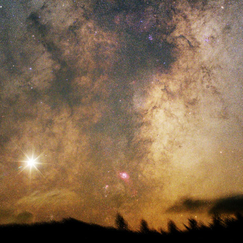 昇る銀河の中心と金星