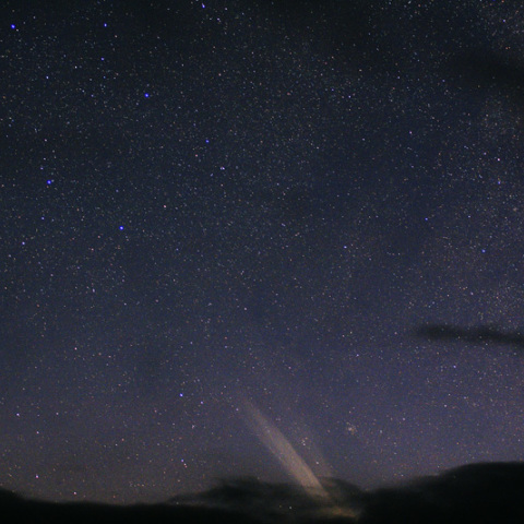 彗星核が昇る前の２つの尾