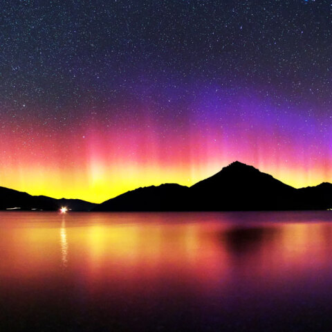 氷河湖に反射する4色オーロラ