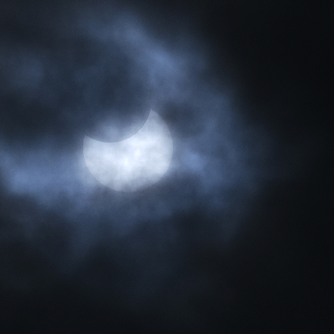 雲間の部分日食