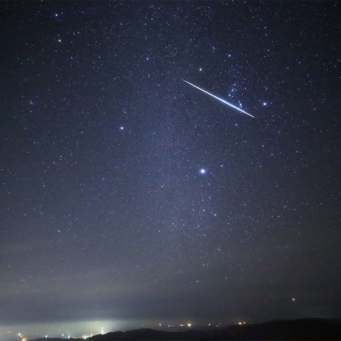 オリオン座を横切るふたご座流星群の火球