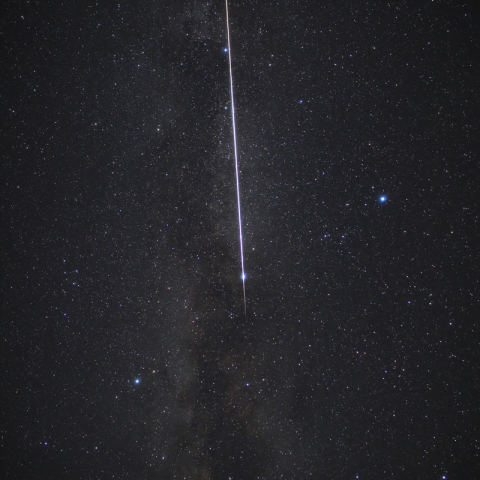 夏の大三角を切り裂くペルセの矢