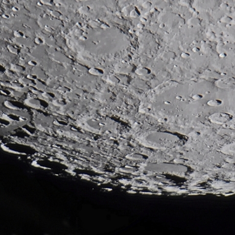 月面南部のクレーター