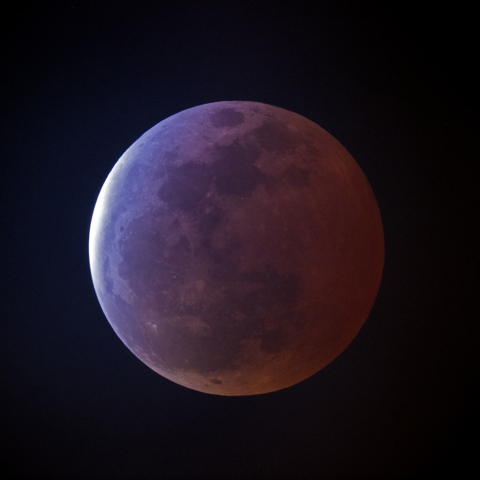 雲の隙間から捉えた皆既月食