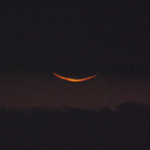 昇る赤い月（月齢28.4）