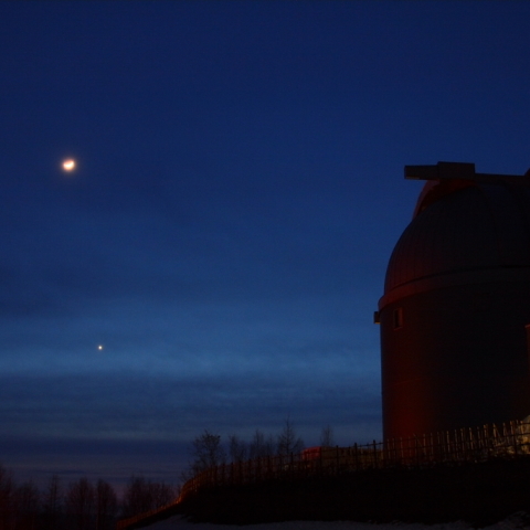 オープン初日の名寄市天文台と月・金星