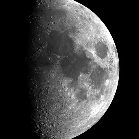 お月様　月齢7.5（白黒）