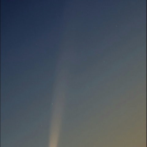 V字の紫金山アトラス彗星