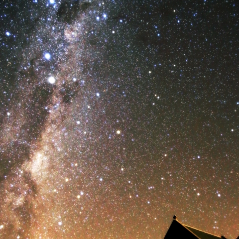 教会の夜空に輝く十字星