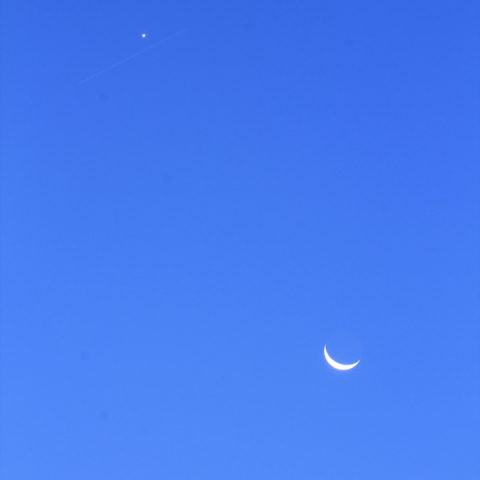 月と金星を掠めるISS