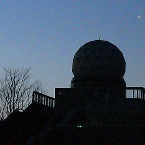 夜明けの富士山レーダードーム館