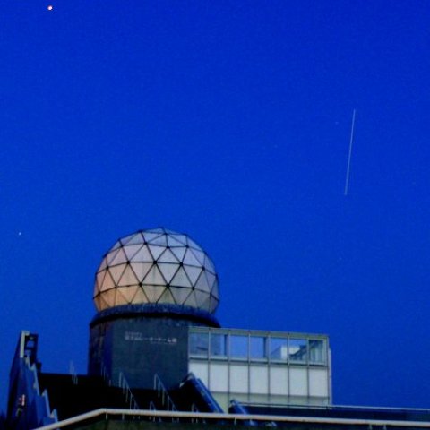 富士山レーダドーム館を掠めるISS