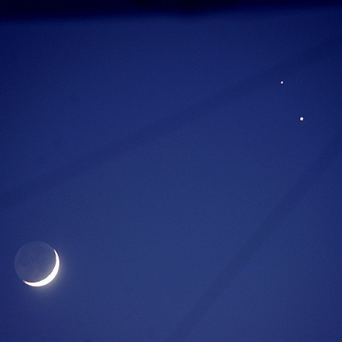 細い月と木星、土星